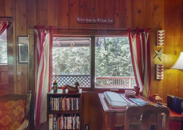 Vintage Cottage With Private Hot Tub Fireplace & Deck - Walk To The Lake Dogs Ok