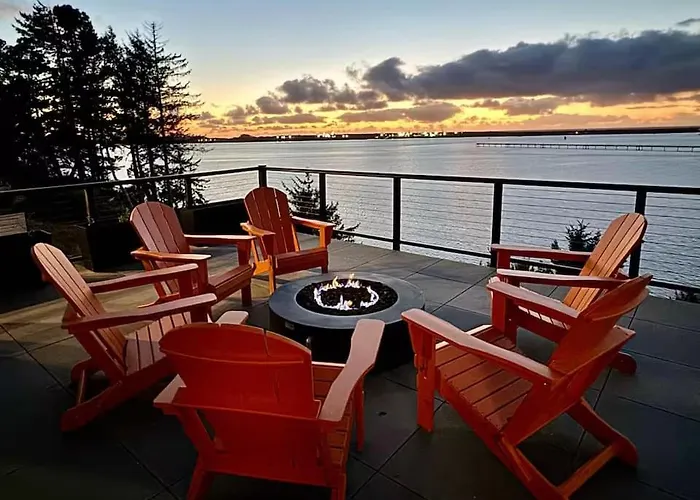 Impressive Home With Water View 2 Large Decks 2 Living Rooms & 2 Master Ensuites - 1 Dog Allowed!