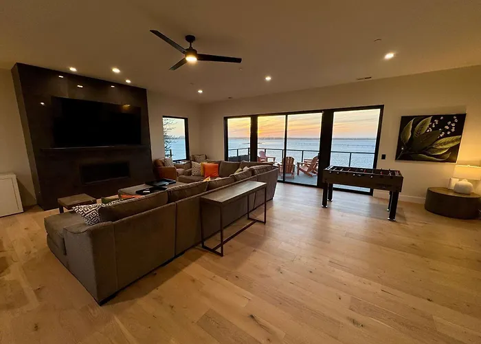 Impressive Home With Water View 2 Large Decks 2 Living Rooms & 2 Master Ensuites - 1 Dog Allowed!