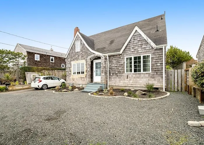 Charming Dog-Friendly Cottage With Sauna Easy Beach Access Deck & Yard