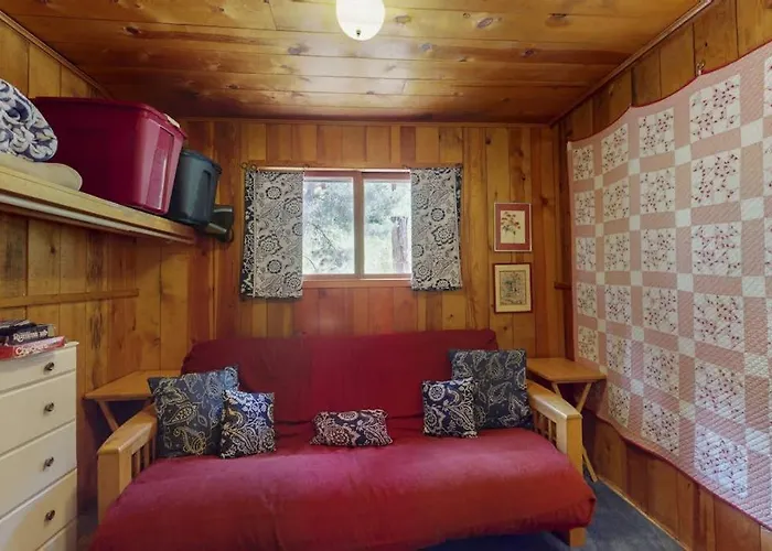 Vintage Cottage With Private Hot Tub Fireplace & Deck - Walk To The Lake Dogs Ok