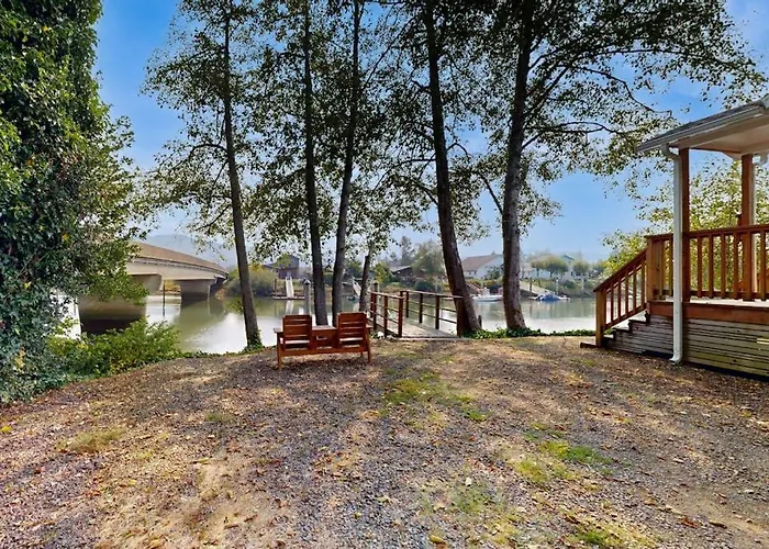 Waterfront Oasis On The Nehalem River With Free Wifi & Dock - Dog Friendly