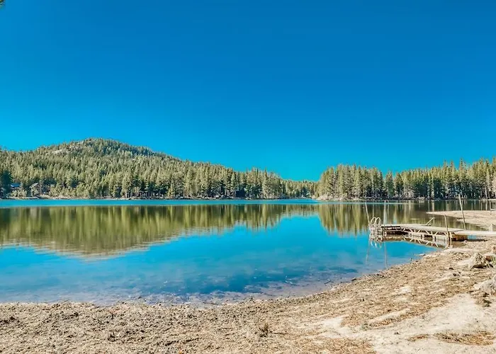 Family-Friendly Lakefront Getaway With A Gas Fireplace Furnished Deck & Views