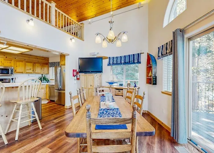 Family-Friendly Lakefront Getaway With A Gas Fireplace Furnished Deck & Views
