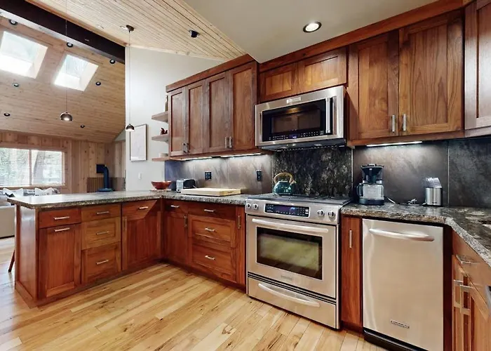 Westshore Oasis - Private Hot Tub & Fenced Yard - Walk To Beach