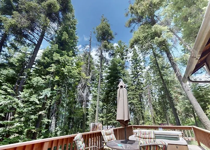 Vintage Cottage With Private Hot Tub Fireplace & Deck - Walk To The Lake Dogs Ok