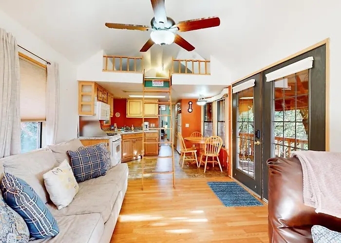 Peaceful Dog-Friendly Cabin On The Coast With Great Deck Views
