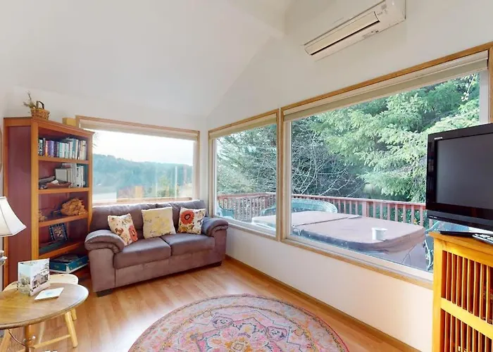 Peaceful Dog-Friendly Cabin On The Coast With Great Deck Views