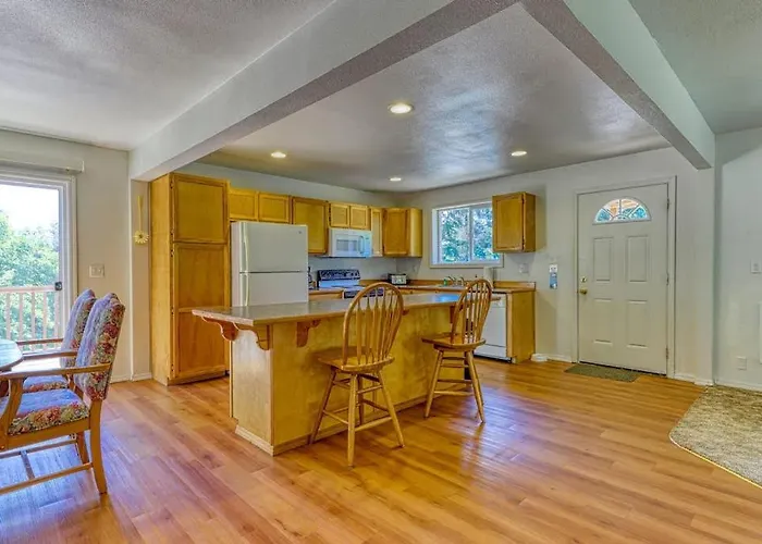Secluded & Comfortable Dog-Friendly Home With Deck Plus Atv & Boat Parking
