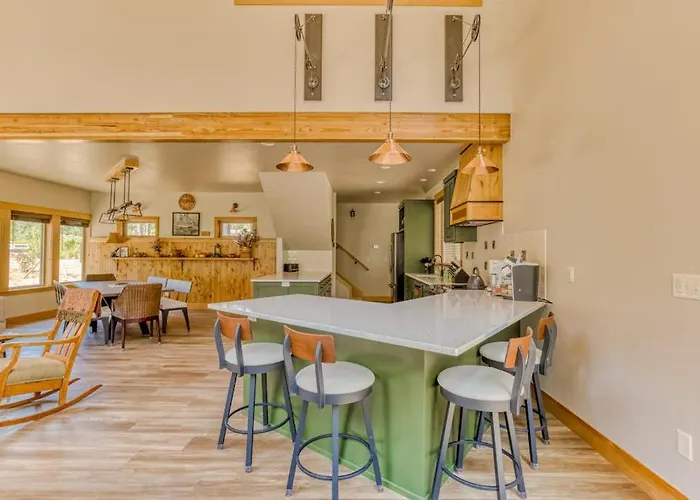 Unique Riverfront Home & Cabin With Amazing Views Deck & W&D - Dog-Friendly