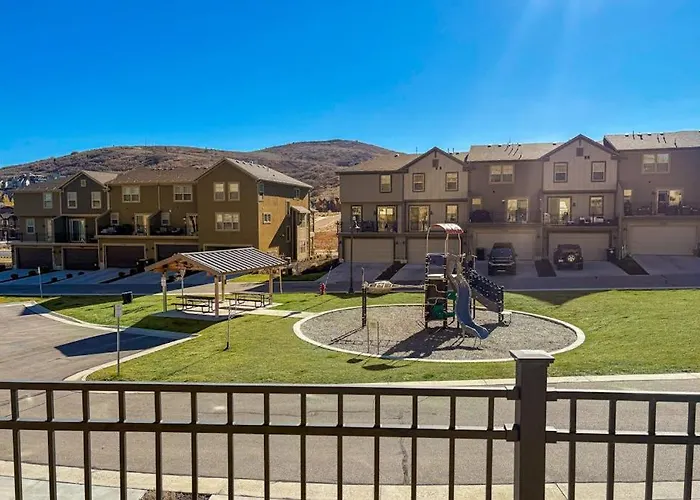 Cozy Townhouse With Playground & Dog-Friendly