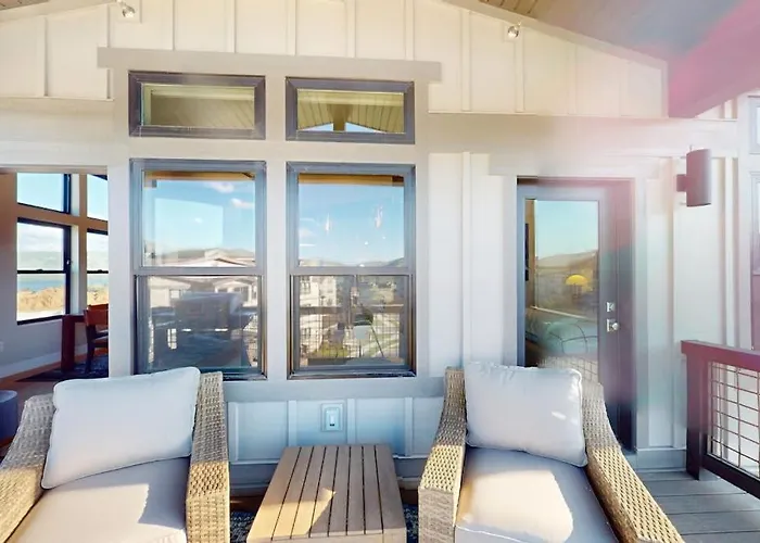 Modern Condo With Fireplace And Private Balcony - Lake View