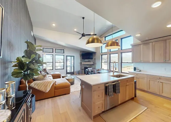Modern Condo With Fireplace And Private Balcony - Lake View