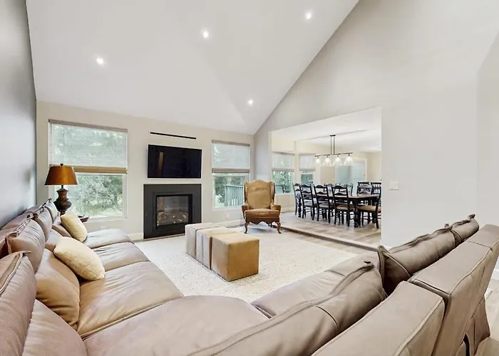 Large & Luxurious Home With Private Hot Tub And Fireplace