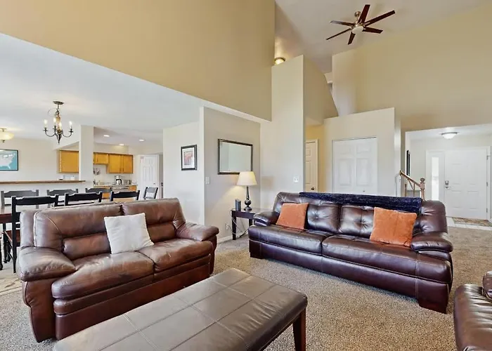 Roomy Townhouse With Full Kitchen Private Hot Tub & Patio - Near Skiing