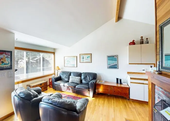 Charming Oceanfront Cottage With Wifi & Easy Beach Access