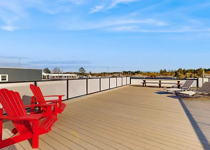 Downtown Condo With Rooftop Deck - Just Steps To Beach Restaurants & Bars
