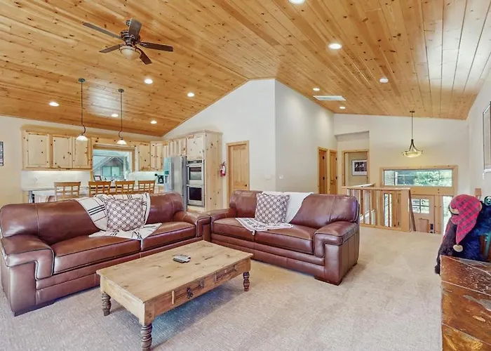 Willow Creek Hideaway - 2 Living Areas & Private Deck - 5 Minutes To Slopes