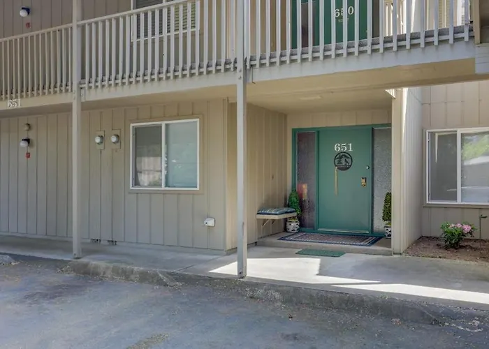 Charming Mountain Condo With Golf Course Views & Nearby Ski Access