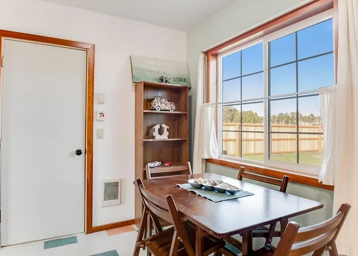 Downtown Home With Private Hot Tub & Wifi - Walk To Beach - Dog-Friendly Yard