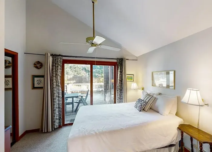 Charming Oceanfront Cottage With Wifi & Easy Beach Access