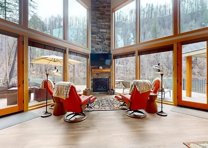 Fully Rebuilt Riverfront Home With Deck Fireplace & W&D - Dog-Friendly