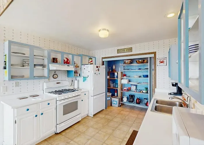 Oceanfront Cottage With Private Hot Tub & W&D- Central Locale Near Beach Access