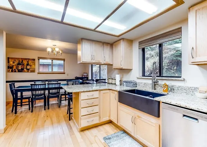 Classic Lakefront Home With Private Hot Tub Fireplace & Washer&Dryer