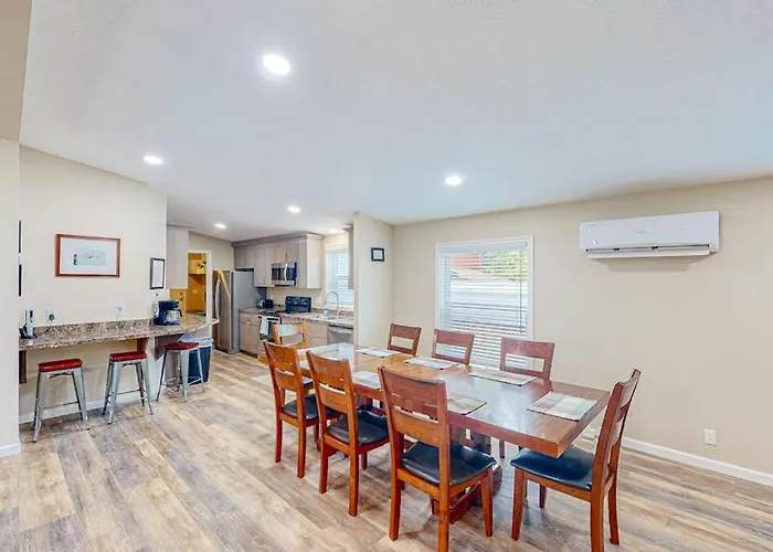 Modern Spacious Home Near The Bay With Grill Washer&Dryer & Large Yard