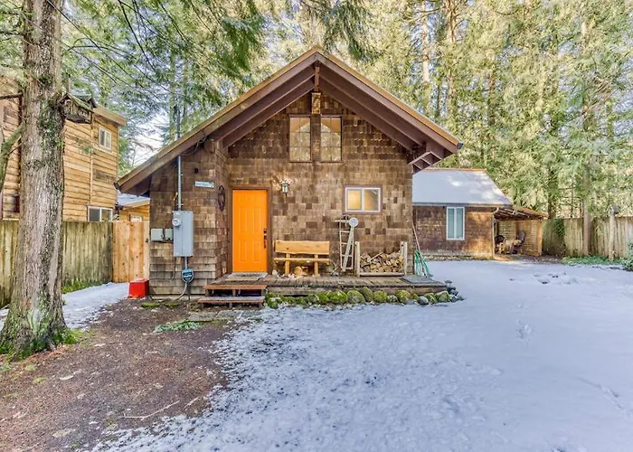 Quiet Riverfront Cabin With Private Hot Tub & Scenic Location