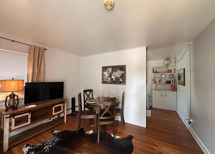 Pets Welcome Walkable Downtown Apt Gym & Pool Pass