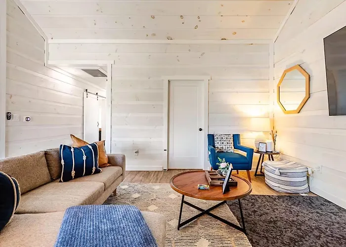 Taylor Creek Isles Cottage | Lake Access + Sundeck