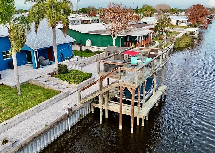 Taylor Creek Isles Cottage | Lake Access + Sundeck