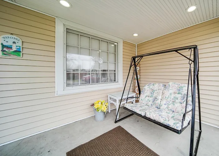 Walk To Edinboro Lake: Cozy Cottage W/ Porch!