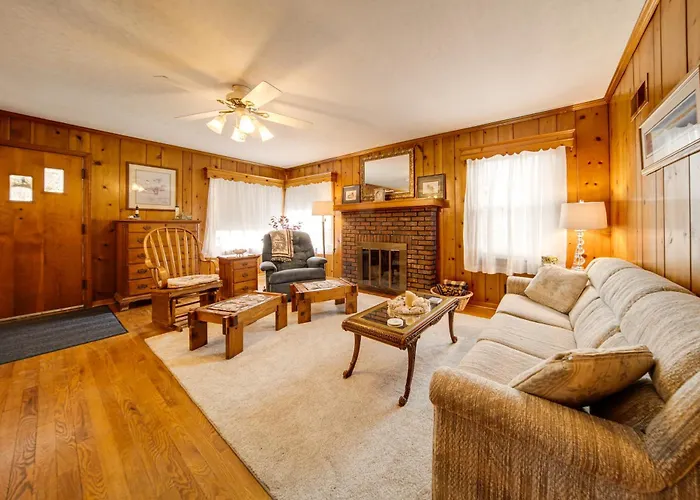 Walk To Edinboro Lake: Cozy Cottage W/ Porch!