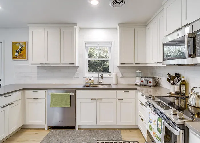 Overland Park Home Near Dtwn W/ Easy Hwy Access