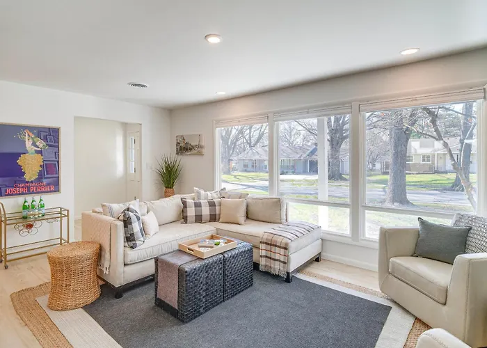 Overland Park Home Near Dtwn W/ Easy Hwy Access