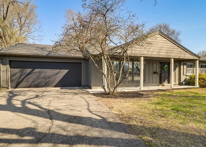 Overland Park Home Near Dtwn W/ Easy Hwy Access