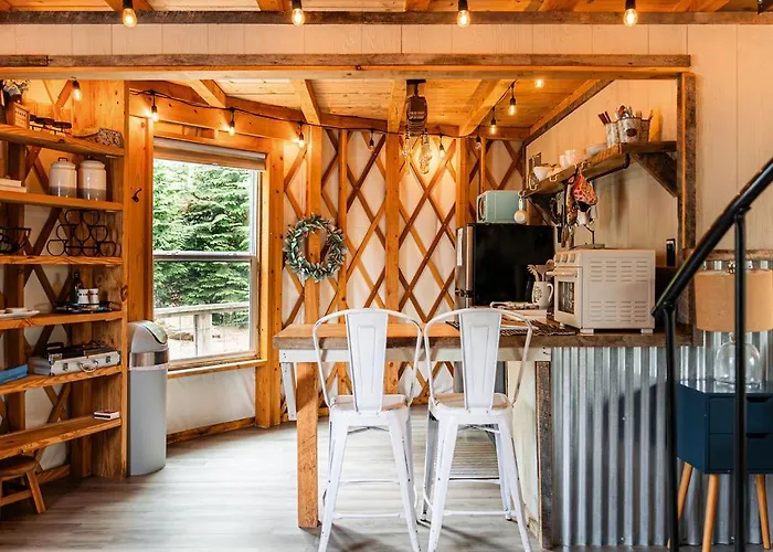 Starlight Yurt- A Romantic Stay W/ Hot Tub Views