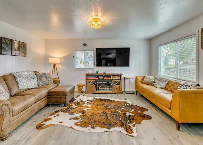 Near Ocean & Redwood National Park! Home W/ Yard