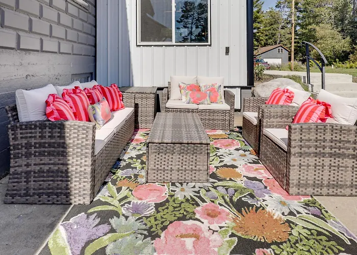 'The Townhall' Northwoods Retreat W/ Large Patio!