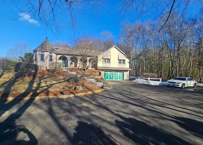 Dracut Executive Rooms With Kitchen & Bath, Parking, Spacious & Comfortable