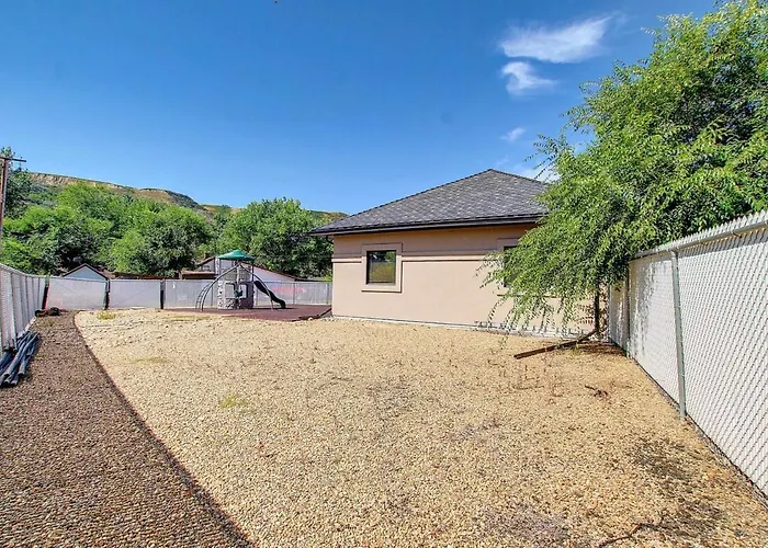 Coulee Estate - Hot Tub, Pool Table, Sleeps 10