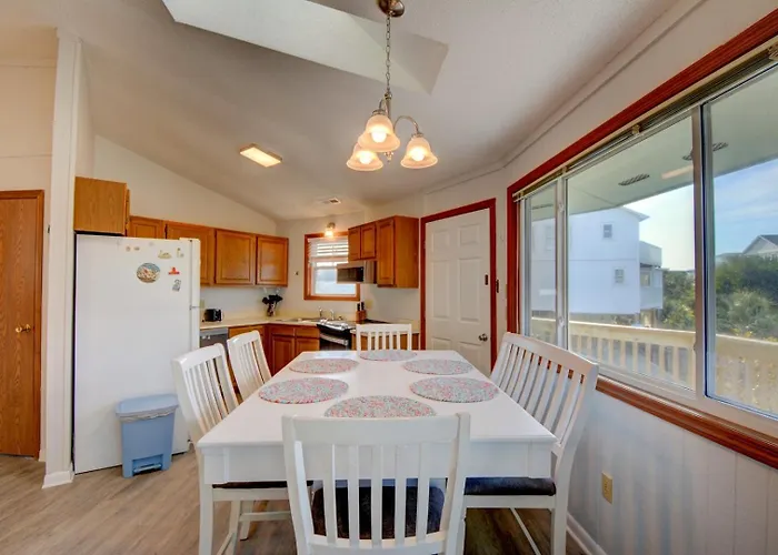 Charming 2-Bedroom Home In Topsail Beach, Perfect For Family Getaways!