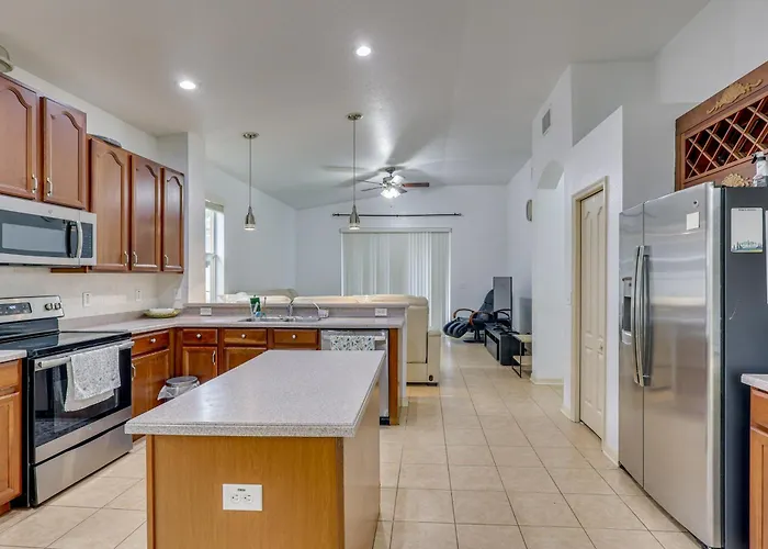 Family Home Near Downtown Tampa W/ Community Pool!