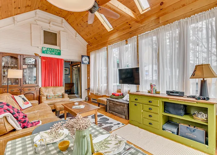 Adorable Cottage, Shared Beach, Walk To Town