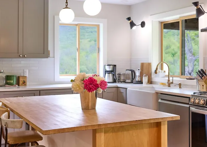 Large Cook'S Kitchen; 1St Floor Bdrm W/ Ensuite