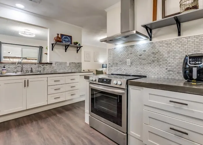 Pet Friendly Home With Hot Tub - Sleeps 8