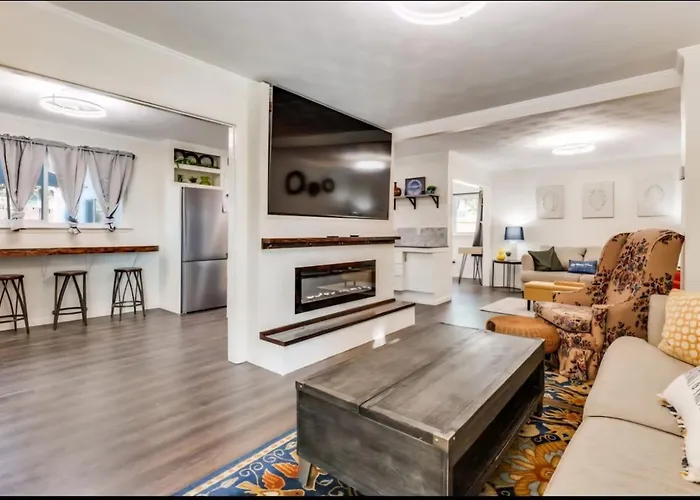 Pet Friendly Home With Hot Tub - Sleeps 8