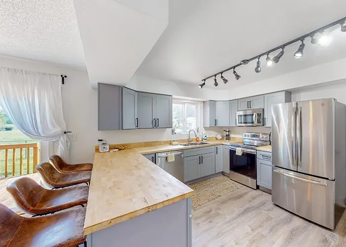 Bright Home With Large Yard Deck & Firepit - Walk To The Beach